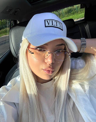 Женская белая кепка в стиле VLTN