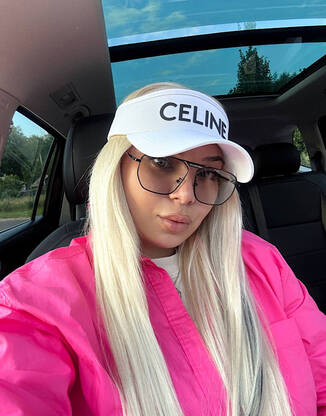 Козирок жіночій білого кольору в стилі Celin