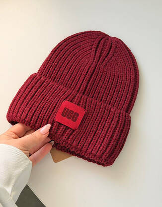 Шапка бургунді в стилі Ugg