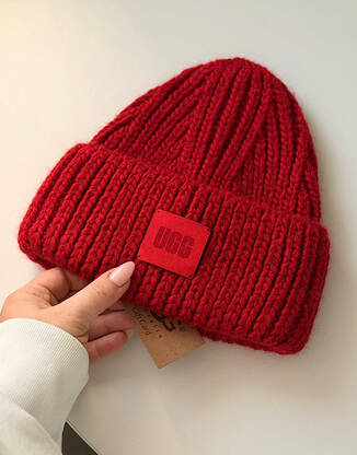 Червона шапка тепла обʼємна в стилі Ugg