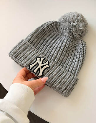 Шапка сіра з помпоном універсальна New York Yankees