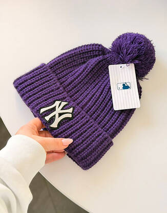 Шапка універсальна New York  фіолетова з помпоном 