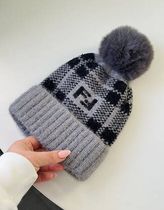 Шапка сіра тепла універсальна з помпоном FF