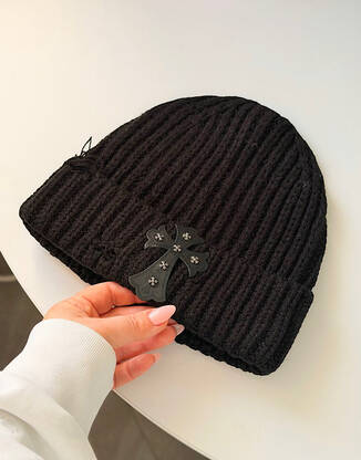 Чорна тепла шапка в стилі Chrom Harts