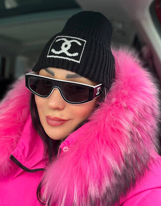 Чорна жіноча шапка в стилі Chanle