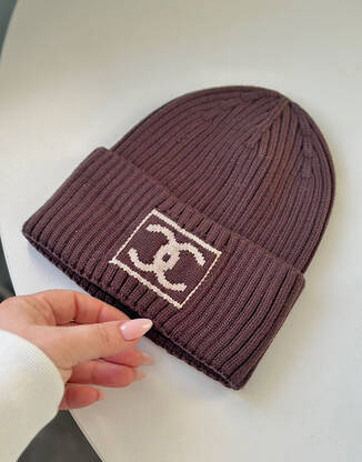 Темно коричневая женская шапка в стиле Chanel