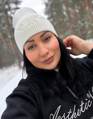 Белая шапка высокая в стиле LV