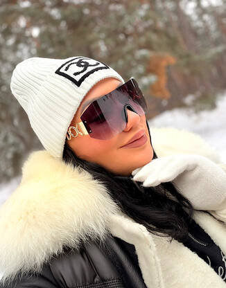 Белая шапка демисезонная в стиле Chanel