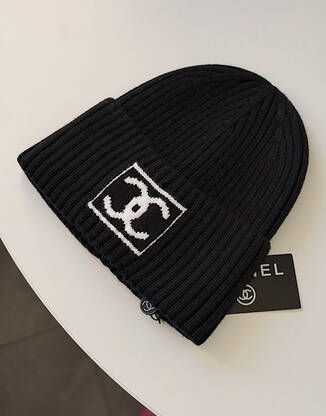 Шапка черно-белая женская в стиле Chanle
