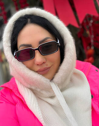 Капор плюшевый теплый из эко-меха молочного цвета